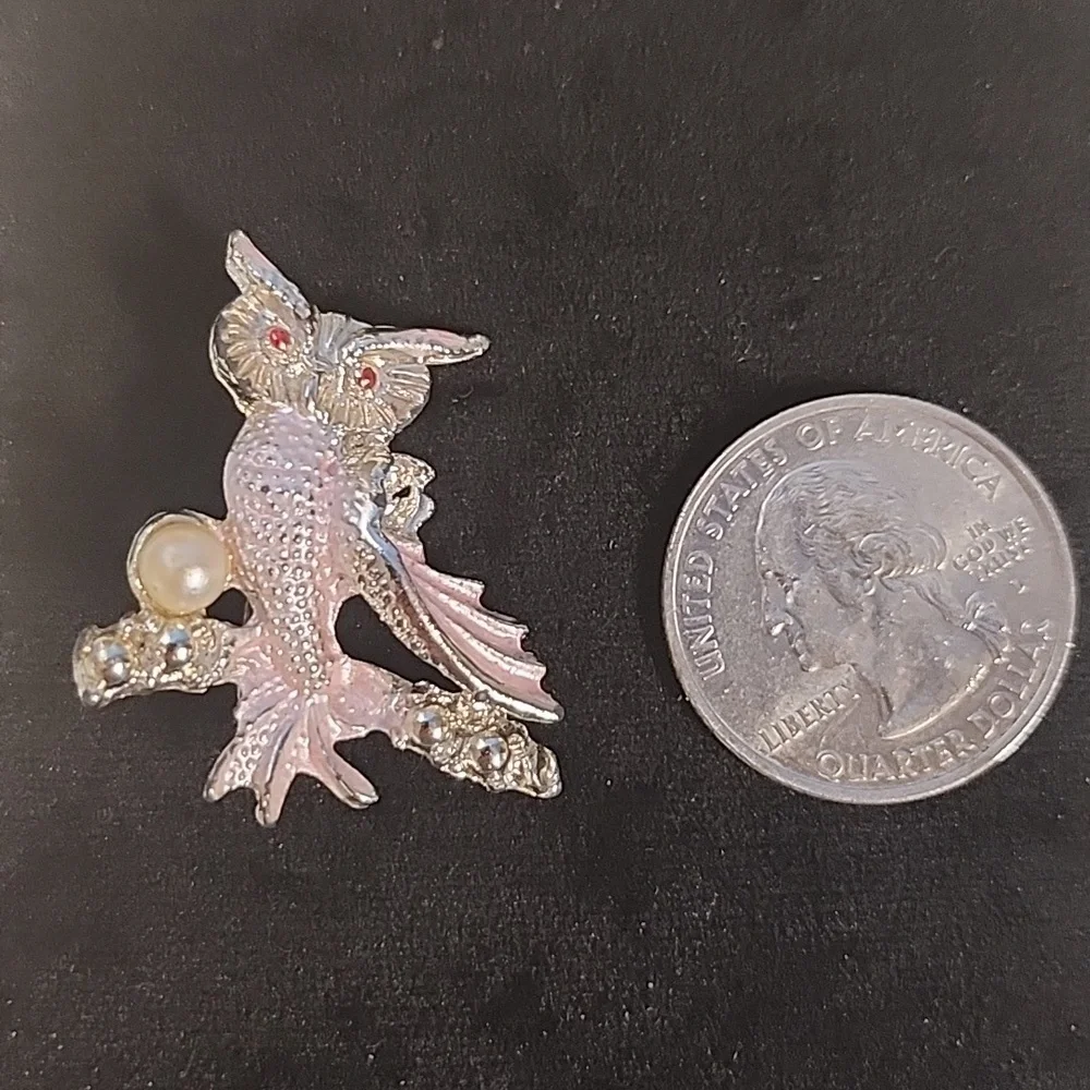 Vintage Pink Enamel Owl Brooch Faux Pearl Rhinestone Eyes Figural Bird Pin - Picture 3 of 3
